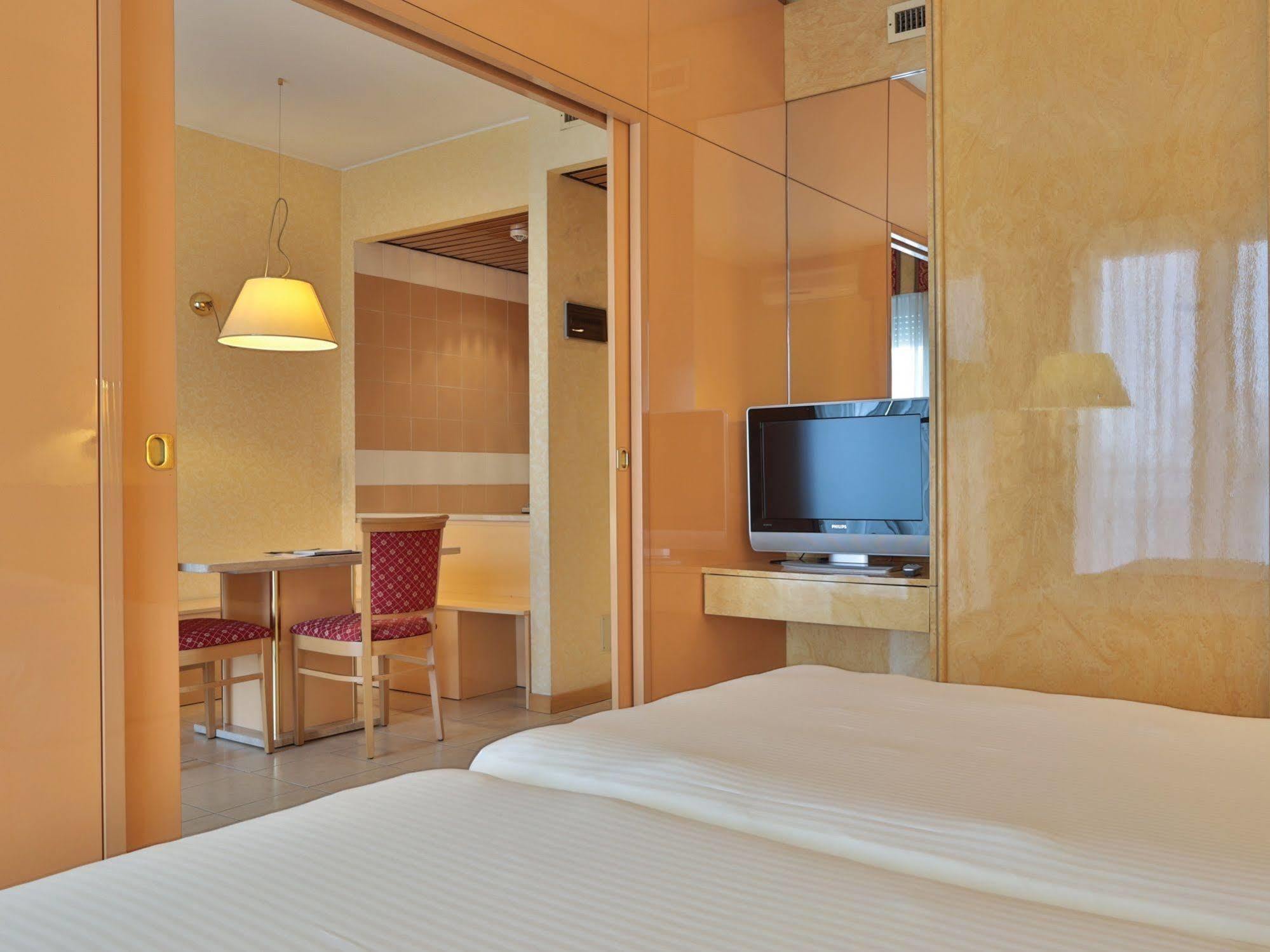 UNAWAY Hotel&Residence Quark Due Milano Exterior foto